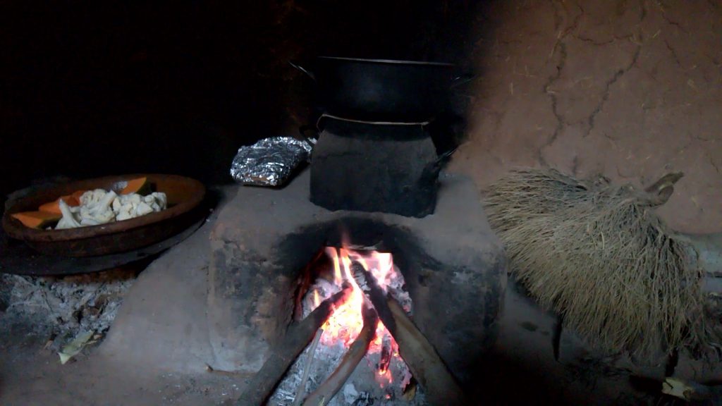 Ein Feuer, ein Topf, noch ein Topf und die Berber-Küche ist fantastisch