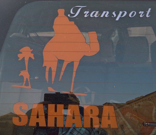 Moderner Transport mit altem Transportmittel als Logo
